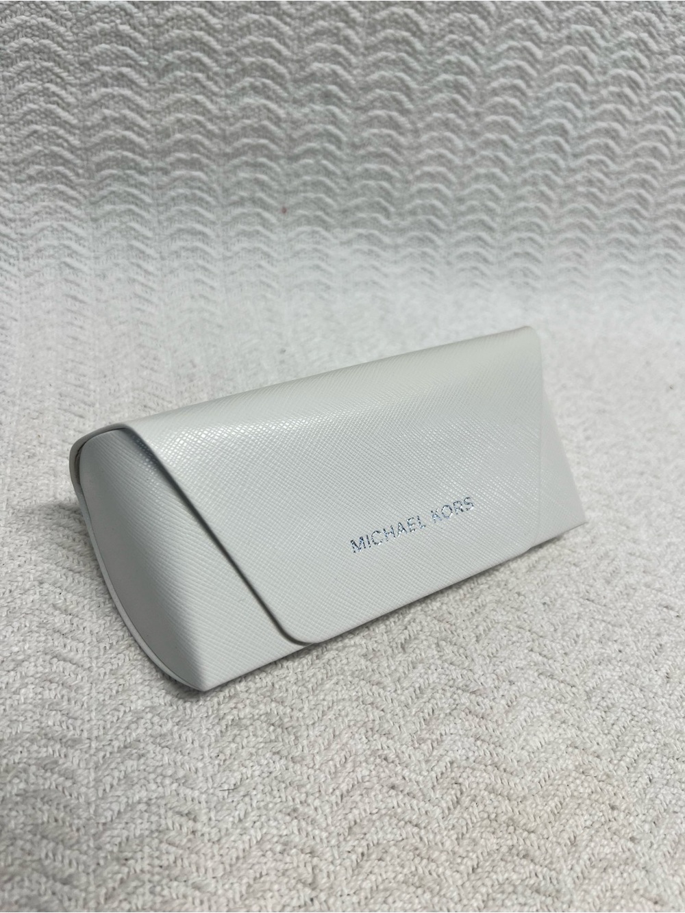 michael kors / white textured sunglasses case